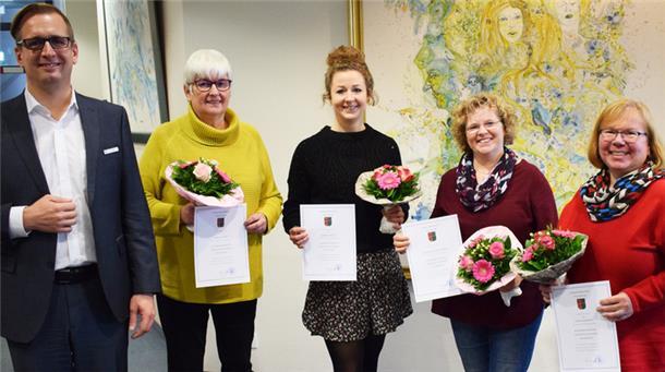 Landrat Stephan Siefken (links) und der Personalratsvorsitzende Manfred Placküter mit vier der acht Jubilare: Marion Höpken, Marina Bartzsch, Claudia Hülsebusch-Kruse und Diana Hildebrandt (von links).