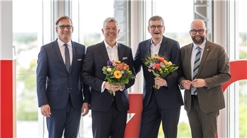 Zum Foto von links: Landrat Stephan Siefken, Olaf Hemker, Enno Söllner und Landrat Johann Wimberg.
