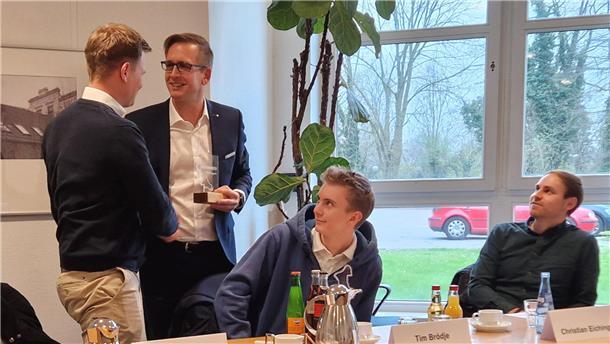 Wirtschaftsförderung Wesermarsch sucht kreative Köpfe für Gründungspitch Landrat Stephan Siefken (r.) gratulierte 2024 allen Preisträgern zu ihren Wettbewerbsideen. V.l.n.r.: Christian Eichinger, Tim Brödje und Christoph Geil.