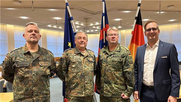 Landrat Stephan Siefken (rechts) gratulierte gemeinsam mit Oberstleutnant Sven Dunker und Oberfeldwebel Kai-Uwe Hellmers Stabsbootsmann Olaf Michalowski (von links) zur Beförderung.