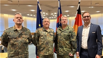 Landrat Stephan Siefken (rechts) gratulierte gemeinsam mit Oberstleutnant Sven Dunker und Oberfeldwebel Kai-Uwe Hellmers Stabsbootsmann Olaf Michalowski (von links) zur Beförderung.