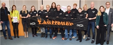 Landrat Stephan Siefken (rechts) und Landkreis-Gesundheitskoordinatorin Marie-Theres Schneider (2. von rechts) gratulierten den drei bestplatzierten Wesermarsch-Teams zur erfolgreichen Teilnahme an der Aktion „Stadt,
Land, zu Fuß“.