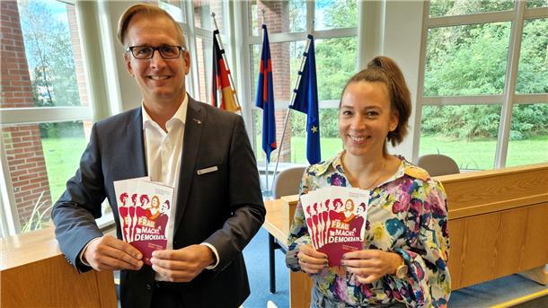 Landrat Stephan Siefken und die Gleichstellungsbeauftragte Maren Ozanna