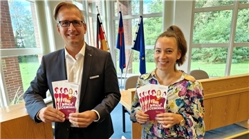 Landrat Stephan Siefken und die Gleichstellungsbeauftragte Maren Ozanna