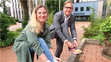 Landrat Stephan Siefken und Gesundheitskoordinatorin Marie-Theres Schneider wollen die Bürgerinnen und Bürger zur Teilnahme an der Aktion „Stadt, Land, zu Fuß“ motivieren.