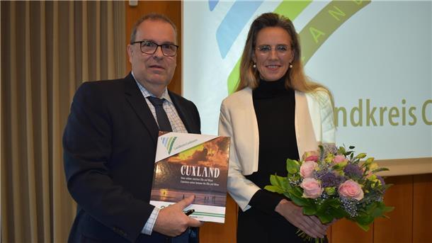 Landrat Thorsten Krüger gratulierte seiner neuen Dezernentin Andrea Pospich als Erster. 