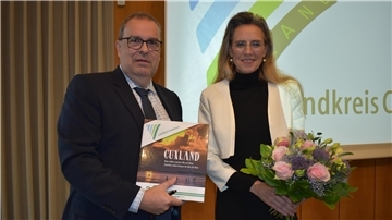 Landrat Thorsten Krüger gratulierte seiner neuen Dezernentin Andrea Pospich als Erster. 