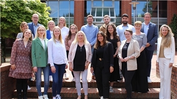 Gruppenfoto vor dem Kreishaus des Landkreises Cuxhaven