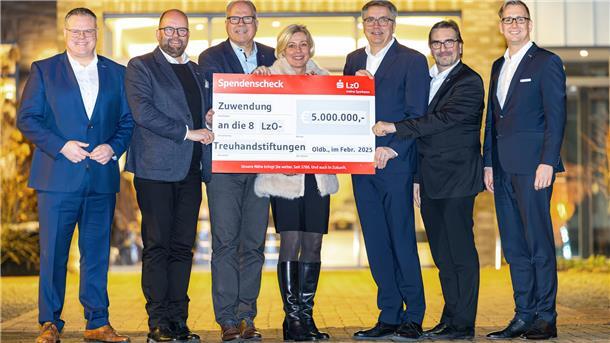 Landessparkasse zu Oldenburg unterstützt Treuhandstiftungen mit Millionen-Spende Landrat Tobias Gerdesmeyer, Landrat Johann Wimberg, LzO-Vorstandsvorsitzender Michael Thanheiser, Landrätin Karin Harms, Oberbürgermeister Jürgen Krogmann, Landrat Sven Ambrosy und Landrat Stephan Siefken (von links) mit dem symbolischen Zuwendungsscheck. Auf dem Bild fehlen: Oberbürgermeisterin Petra Gerlach sowie Landrat Dr. Christian Pundt.