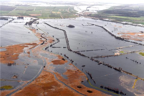 Land unter Wasser.