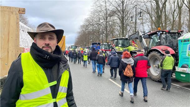 Bauernproteste: So unterstützen die Landwirte aus unserer Region die Großdemo Landwirt Helge Tienken ist auch in Berlin. Er hatte bereits in der vergangenen Woche in Bremen demonstriert.