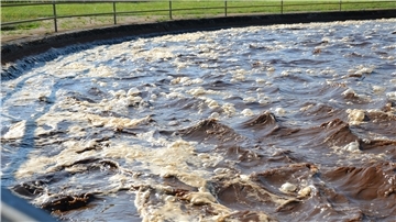 Landwirte argwöhnen, Abwasser aus Kläranlagen wie der in Zeven gelangen ungeklärt in Flüsse und ins Grundwasser. Diese Abwässer sind in ihren Augen Hauptverursacher der Nitrateinträge ins Grundwasser und der überhöhten Messwerte.