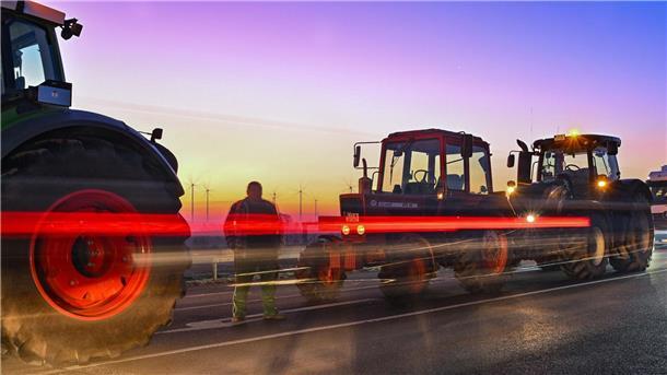 Landwirte blockieren mit ihren Fahrzeugen bei Jacobsdorf (Brandenburg) die Auffahrt auf die Autobahn A12 in Richtung Berlin.