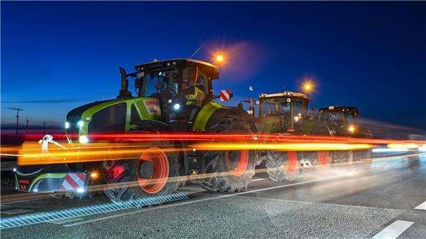 Landwirte blockieren mit ihren Traktoren die Auffahrt auf die Autobahn A12 in Richtung Berlin.