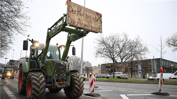 Experte: Agrardiesel-Subventionen sind aus der Zeit gefallen Landwirte demonstrieren vor dem baden-württembergischen Landtag in Stuttgart gegen die Agrarpolitik der Bundesregierung.