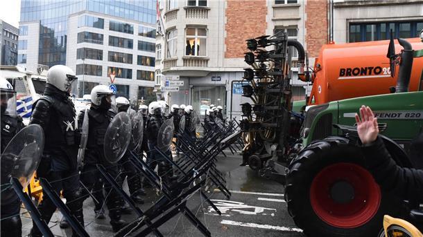 Der Bauernprotest in Brüssel eskaliert Landwirte durchbrachen bei ihrer Demonstration in Brüssel einige der von der Polizei errichteten Barrikaden.