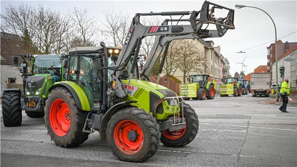 Landwirte protestieren am Donnerstag vor dem Schlachthof in Bremerhaven. Von dort aus fahren sie zum Schlachthof nach Loxstedt.