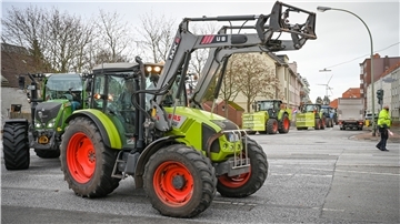 Landwirte protestieren am Donnerstag vor dem Schlachthof in Bremerhaven. Von dort aus fahren sie zum Schlachthof nach Loxstedt.