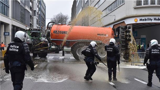 Der Bauernprotest in Brüssel eskaliert Landwirte sprühen Gülle auf die Straßen im Brüsseler Europaviertel.
