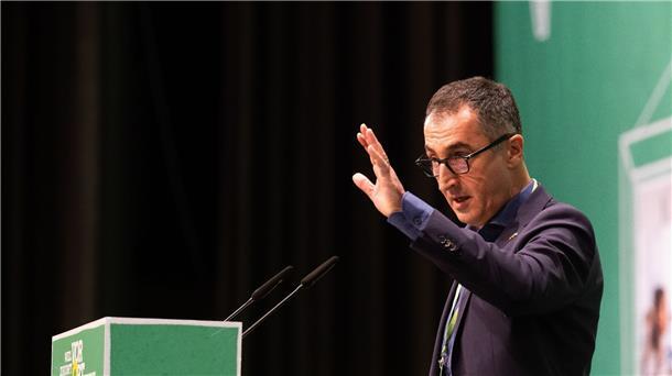 Landwirtschaftsminister Cem Özdemir grüßt von oben. Er ist aktuell der beliebteste deutsche Politiker.