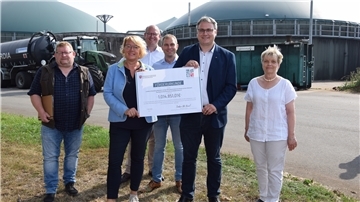 Landwirtschaftsministerin Barbara Otte-Kinast (Zweite von links) übergab die Förderurkunde in Höhe von rund einer Million Euro an Landrat Marco Prietz, flankiert von den Landtagsabgeordneten Bernd Wölbern (SPD, von links), Marco Mohrmann und Eike Holsten (beide CDU) sowie Dr. Marie-Luise Rottmann-Meyer vom 3N-Kompetenzzentrum.
