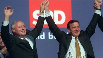 Lang ist’s her: Der damalige SPD-Kanzlerkandidat Gerhard Schröder (r) und der damalige SPD-Chef Oskar Lafontaine bei der Wahlkampfabschlußveranstaltung ihrer Partei vor fast 25 Jahren.