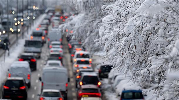 Nach Wintereinbruch eingeschränkter Zugverkehr in Bayern Lange Staus im Berufsverkehr auf dem mittleren Ring in München.
