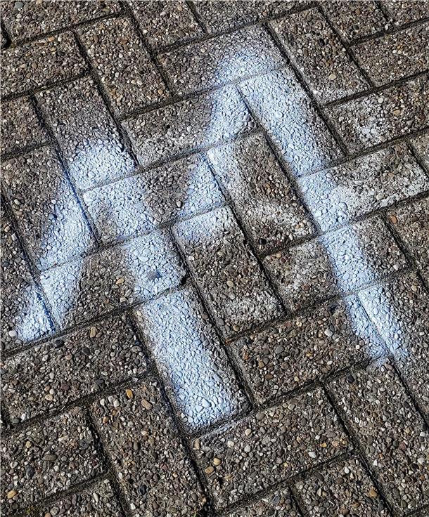 Lange vor dem Markt werden auf dem Gelände Markierungen aufgezeichnet.