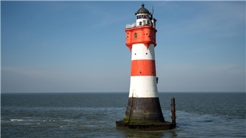 Lange Zeit stand der Leuchtturm „Roter Sand“ in der Nordsee. Bald soll er nun auf das Festland ziehen. (Archivfoto)