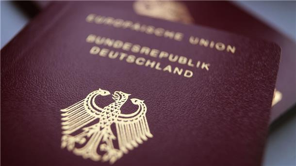Autoversicherung, Ausweis, Atari: Das ändert sich jetzt Langes Warten auf einen Reisepass-Abholtermin soll bald passé sein: Ausweisdokumente können dann an einer Art Packstation abgeholt werden.