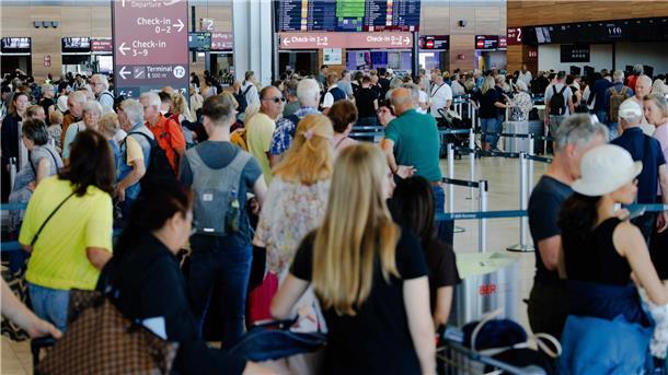 Cyberangriff: Weiter Wartezeiten am Berliner Flughafen Langes Warten nach einem Cyberangriff am Berliner Flughafen.