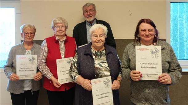 Langjährige Mitglieder des Clubs Weserstrand wurden auf der Jahreshauptversammlung ausgezeichnet. Von links: Christa Winkelmann, Lore Müller, Günter Mehrtens, Aenne Bormann und Rosi Ottensmeier.