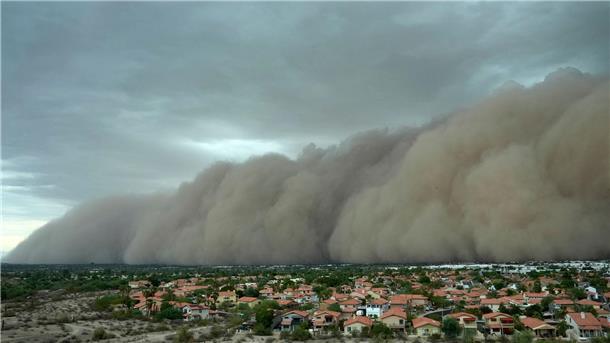 Sturm aus Staub legt Stadt lahm Langsam wälzt sich die Staubwolke über die Stadt Phoenix.