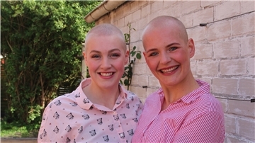 Lara Hasselbusch (links) und Vivien Kuball haben ihr rund 70 Zentimeter langes Haar gespendet. Damit helfen sie Menschen, die auf eine Echthaarperücke angewiesen sind.