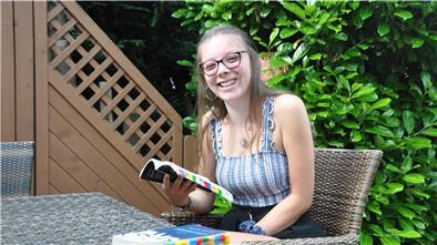 Lara Hemmy hat beim Lernen für die Deutsch-Klausur pro Buch 300 Klebeschildchen verbraucht.