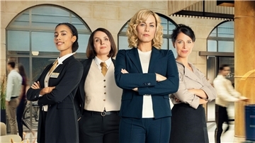 Lara Hildebrandt (Joy Ewulu, l-r), Maria Rietzel (Lea Sophie Salfeld), Eva de Vries (Gesine Cukrowski) und Uli Kersting (Agnes Mann) im „Hotel Mondial“.
