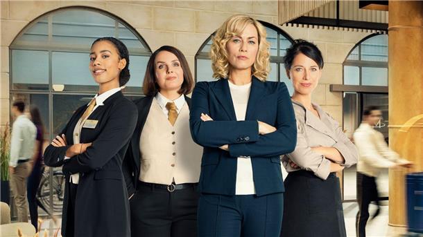 Neue ZDF-Vorabendserie „Hotel Mondial“ Lara Hildebrandt (l-r, Joy Ewulu), Maria Rietzel (Lea Sophie Salfeld), Eva de Vries (Gesine Cukrowski) und Uli Kersting (Agnes Mann) in einer Szene aus „Hotel Mondial“.