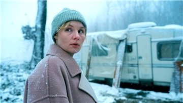 Lara (Rosalie Thomass) kehrt zurück in ihre Heimat.