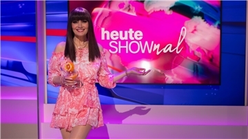 Martina Hill als Larissa in der "heute-show".