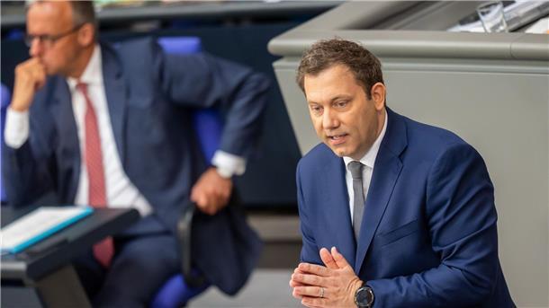 Lars Klingbeil ist der Finanzminister und schlägt vor, wie der Staat sein Geld ausgeben soll.