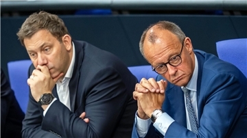 Lars Klingbeil von der SPD und Kanzler Friedrich Merz von der CDU haben jetzt ein Problem.