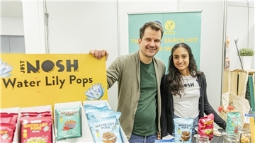 Lars Markull und Shweta Pahuja Markull von Just Nosh machen Snacks in verschiedenen Geschmackssorten aus den Samen der Stachelseerose.