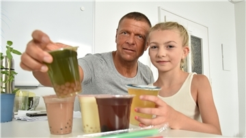 Lars Sottorf, Ernährungsexperte im Raum Bremerhaven, und Tochter Yara testen gemeinsam mit der NORD|ERLESEN-Redaktion verschiedene Bubble-Tea-Sorten.