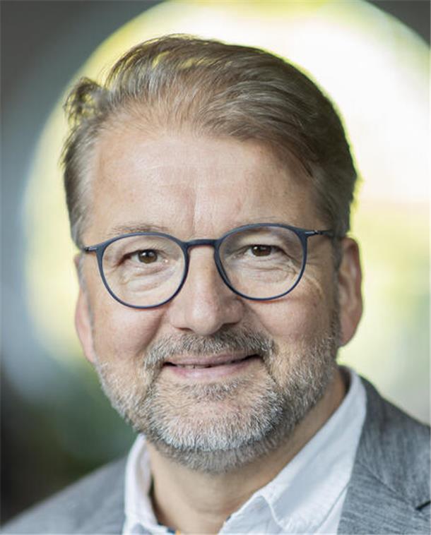 Bremerhaven und das Cuxland rufen: Wie Unternehmer Fachkräfte gewinnen Ein Mann mit Brille und Dreitagebart.
