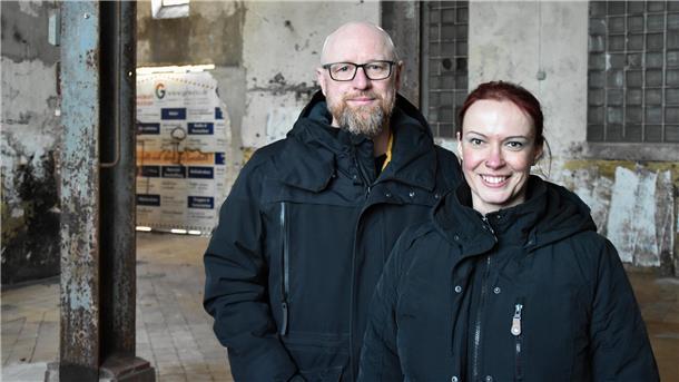 Rock-Festival: Dieses Paar macht in Loxstedt seinen Traum wahr Lars und Katrin Hill stehen in der alten Destille. Der Ort hat einen ganz besonderen Charme.