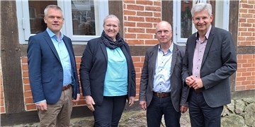 Lars Wißmann, Theologischer Direktor am Diakonieklinikum, Sabine Ulrich, Geschäftsführerin der Rotenburger Werke, Pastor Walter Merz von der Stadtkirche und Superintendent Dr. Michael Blömer laden zum Corona-Gedenkgottesdienst ein.