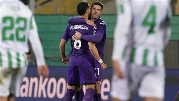 Gosens-Doppelpack zu wenig - Florenz scheitert an Betis Lass‘ dich drücken: Robin Gosens (r) jubelt mit Rolando Mandragora.