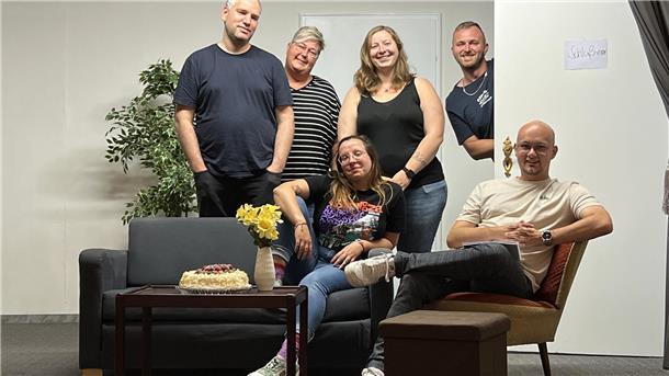 Lasse Kramer (rechts) inszeniert die Komödie „Dartig" mit den Darstellern Adrian Büsing, Melissa Hattermann, Bianca Ostendorp, Sören Drebing (von rechts) und Katja Kramer (sitzend).
