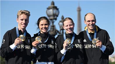 Triathlet aus dem Kreis Cuxhaven gewinnt Olympia-Gold Lasse Lührs (rechts) aus der Wingst gewann mit der Triathlon-Staffel Olympia-Gold.