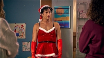 Lasse (Serkan Kaya) hat sich von seiner Tochter Toni ein Weihnachtskostüm bestellen lassen.